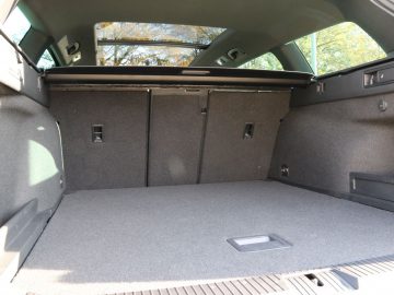 De kofferbak van een Volkswagen Passat Variant met de stoelen neergeklapt.