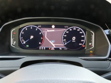 Het dashboard van een Volkswagen Passat Variant met een snelheidsmeter en toerenteller.