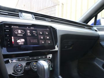 Het dashboard van een Volkswagen Passat Variant met touchscreen display.