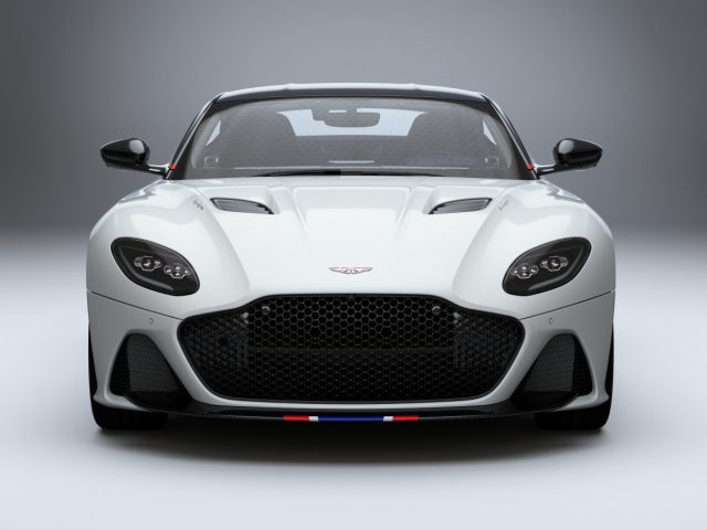 Het vooraanzicht van een witte Aston Martin-sportwagen.