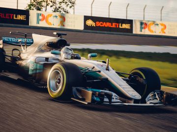 Een Mercedes F1-auto die op een Gran Turismo-circuit rijdt.