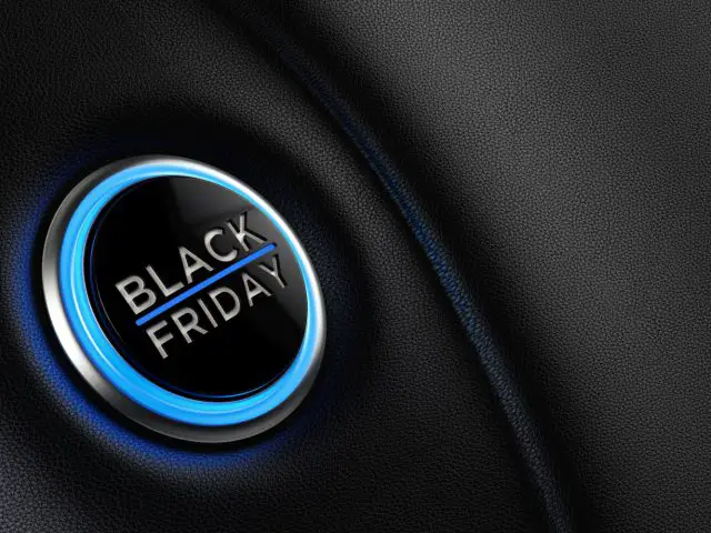 Een Black Friday-aanbiedingsknop op het dashboard van een auto.