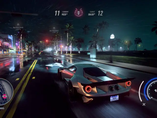 Een screenshot van een auto die 's nachts door een straat rijdt in Need for Speed Heat.
