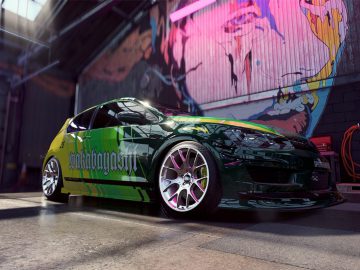 Een groene auto in een garage met Need for Speed Heat-graffiti erop.