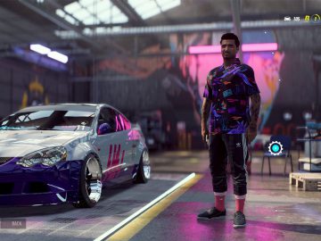 Een man die naast een paarse auto in een garage staat, geïnspireerd door Need for Speed Heat.