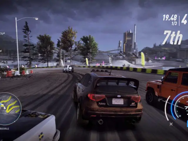 Een screenshot van een racespel met een auto en een vrachtwagen van Need for Speed Heat.