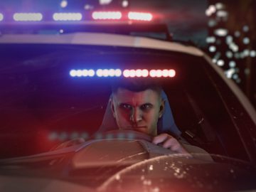 Een politieagent bestuurt 's nachts een auto in "Need for Speed Heat.