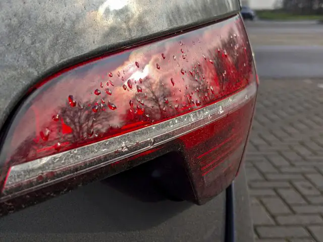 Een Audi A4 Avant met een rood achterlicht.