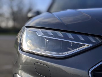 Een close-up van de koplampen van een Audi A4 Avant.