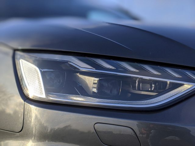 Een close-up van de koplamp van een Audi A4 Avant.