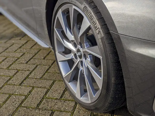 Een close-up van een zilveren Audi A4 Avant-autoband.