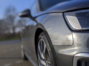 Een close-up van de voorkant van een zilveren Audi A4 Avant.