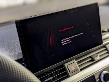 Een Audi A4 Avant met een tv-scherm op het dashboard.