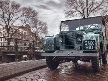 Een oude Land Rover uit 1948 geparkeerd op een geplaveide straat.