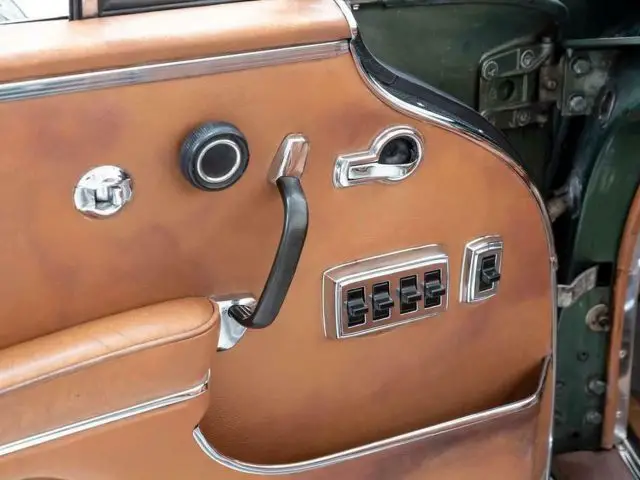Het interieur van een klassieke Mercedes-Benz-auto met een deurklink.