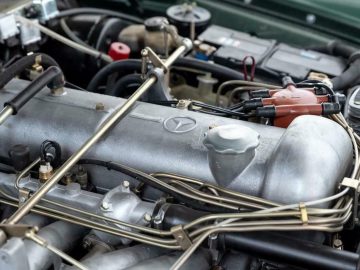 Een close-up van de motor van een klassieke Mercedes-Benz.