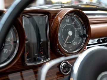 Een close-up van het dashboard van een klassieke Mercedes-Benz.