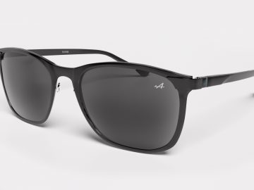 Een zwarte Alpine Eyewear-zonnebril op een witte achtergrond.
