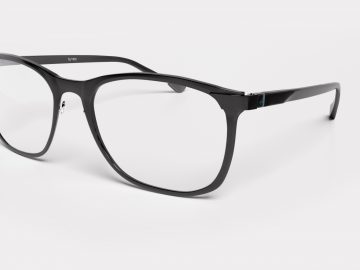 Een zwarte Alpine Eyewear-bril op een witte achtergrond.