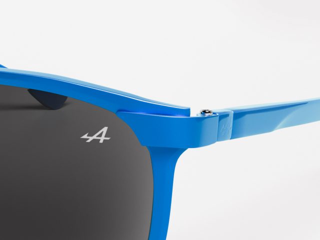 Een blauwe zonnebril van Alpine Eyewear op een witte achtergrond.