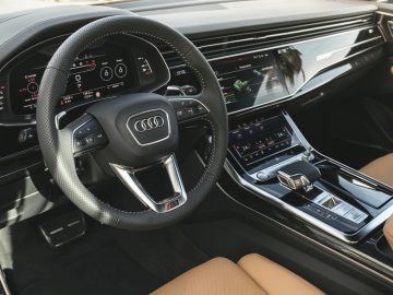 Het interieur van een Audi RS Q8.