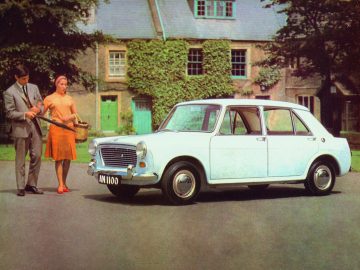 Een man en een vrouw staan naast een Austin Maxi.