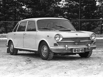 Een zwart-witfoto van een oude Austin Maxi-auto.