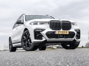 Een BMW X7 die over een weg rijdt.