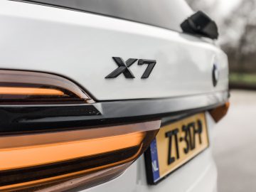 De achterkant van een BMW X7.