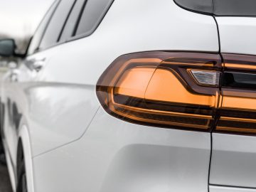Het achterlicht van een witte BMW X7.