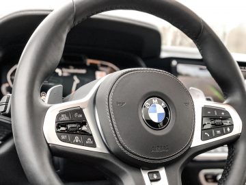 Het stuur van een BMW X7-auto.