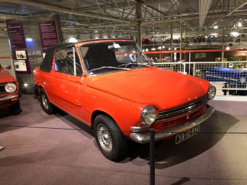 In het DAF Museum staat een rode auto tentoongesteld.