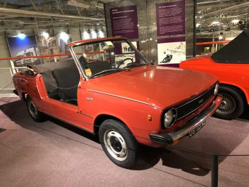 In het DAF Museum staat een rode auto tentoongesteld.