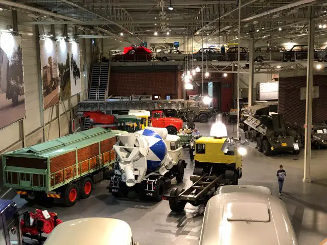 Een zaal vol vrachtwagens in het DAF Museum.