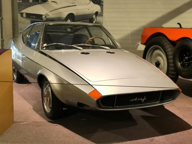 In het DAF Museum staat een zilveren auto tentoongesteld.