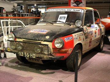 In het DAF Museum staat een oude auto tentoongesteld.