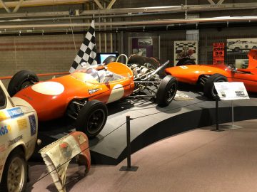 Een raceauto tentoongesteld in het DAF Museum.