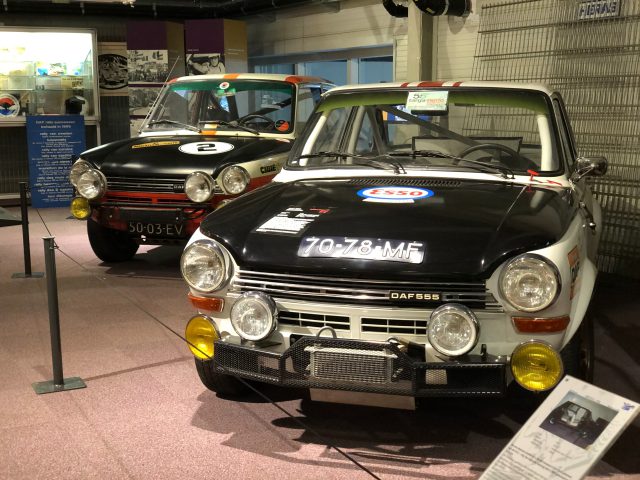 Twee kleine auto's tentoongesteld in het DAF Museum.