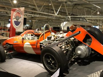 In het DAF Museum is een oranje raceauto te zien.