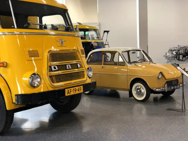 Een gele vrachtwagen geparkeerd in het DAF Museum.