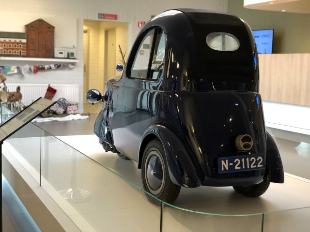 Een kleine zwarte auto tentoongesteld in het DAF Museum.