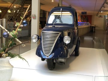 Een blauwe auto tentoongesteld in het DAF Museum.