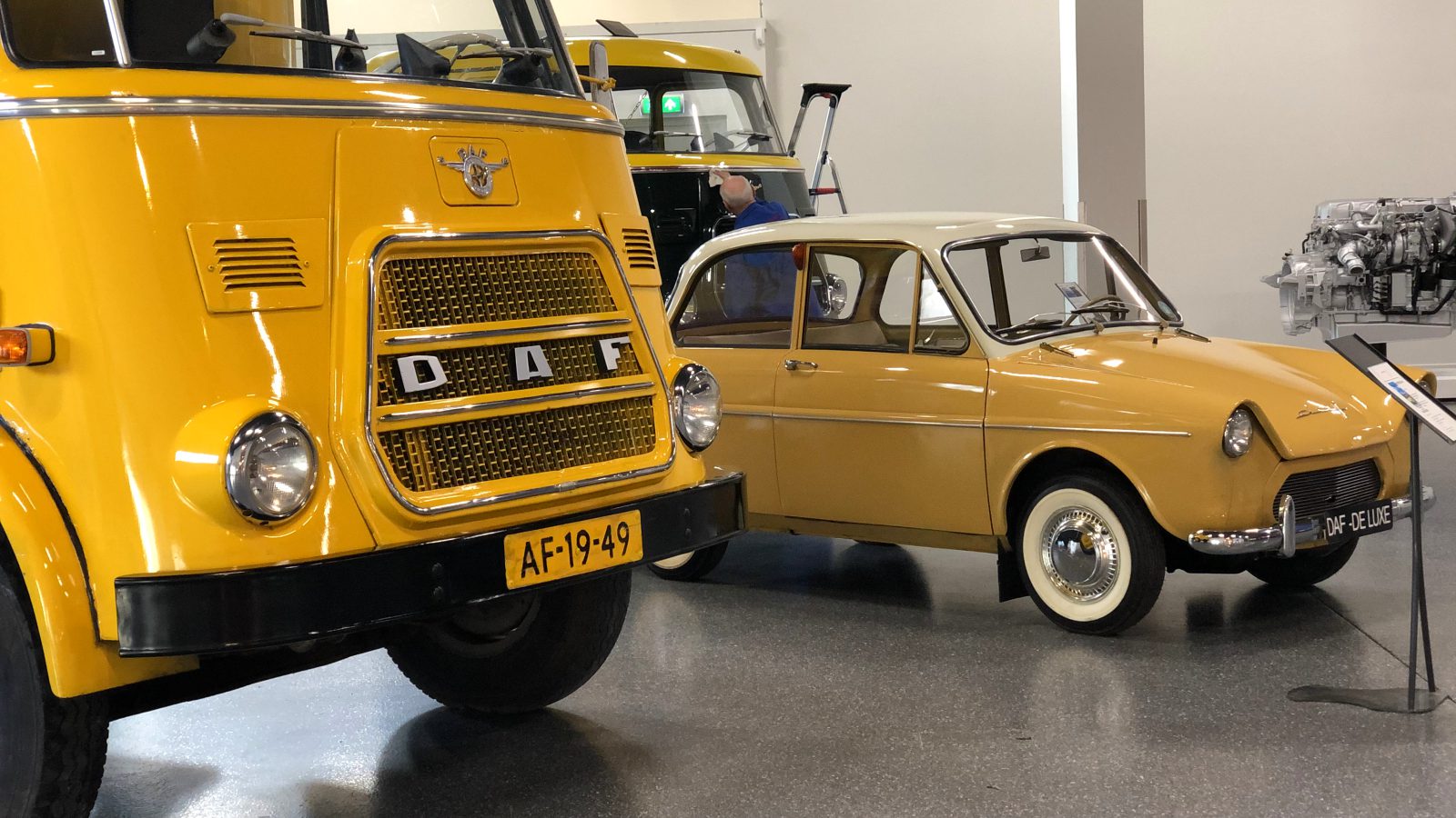 Een gele vrachtwagen geparkeerd in het DAF Museum.