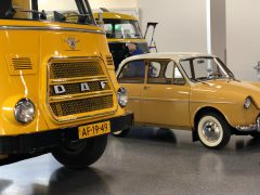 Een gele vrachtwagen geparkeerd in het DAF Museum.