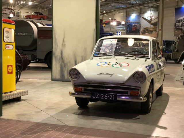 In het DAF Museum staat een oude Olympische auto geparkeerd.