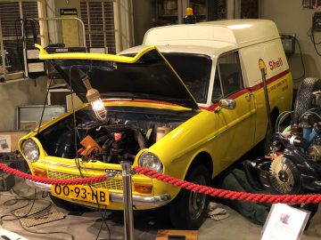 In het DAF Museum staat een geel-witte auto tentoongesteld.