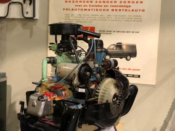 Een kleine motor tentoongesteld in het DAF Museum.