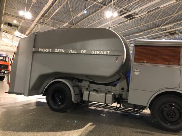 In het DAF Museum is een grijze vrachtwagen te zien.