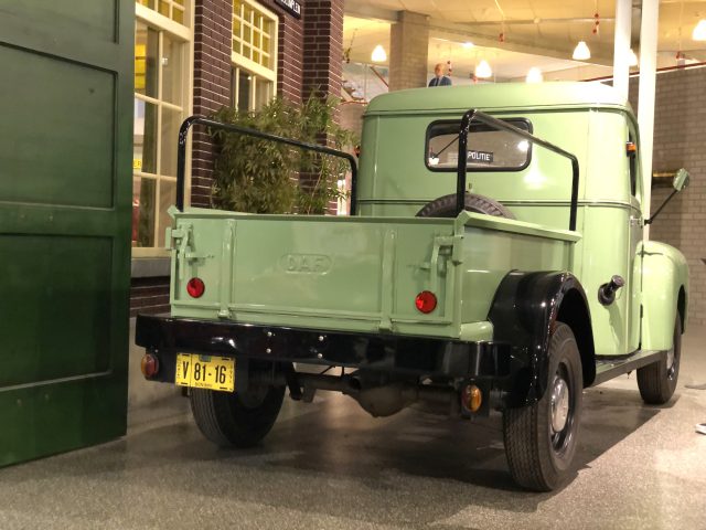 Een groene vrachtwagen geparkeerd in het DAF Museum.