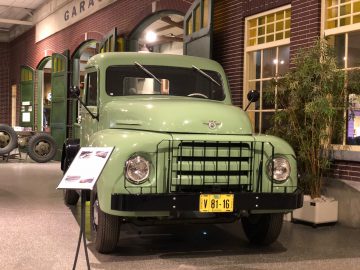 Een groene vrachtwagen tentoongesteld in het DAF Museum.